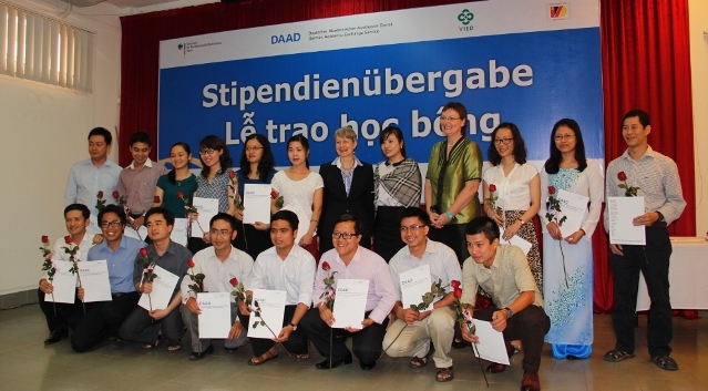 DAAD überreicht Stipendien an vietnamesische Studierende und Akademiker